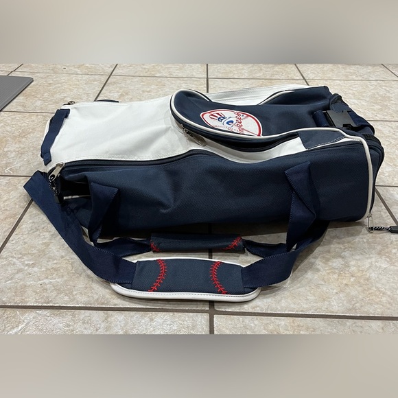 Genuine Major League Baseball (MLB) New New York Yankees 21” Duffel Bag - Logos - Picture 2 of 6